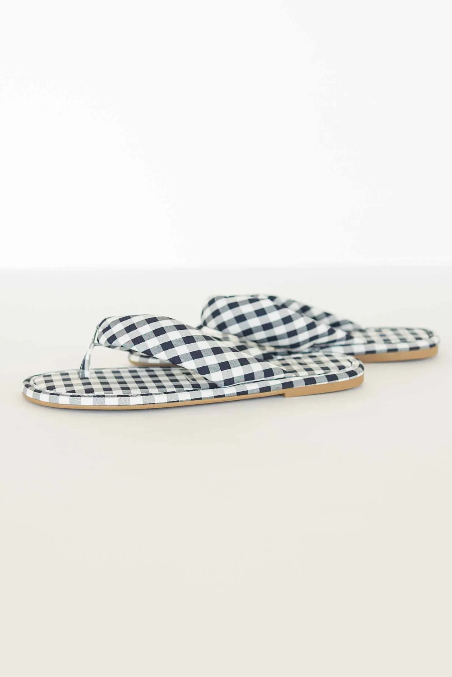 [BEACH MATISSE] GIDGET NAVY GINGHAM FLIP FLOPS