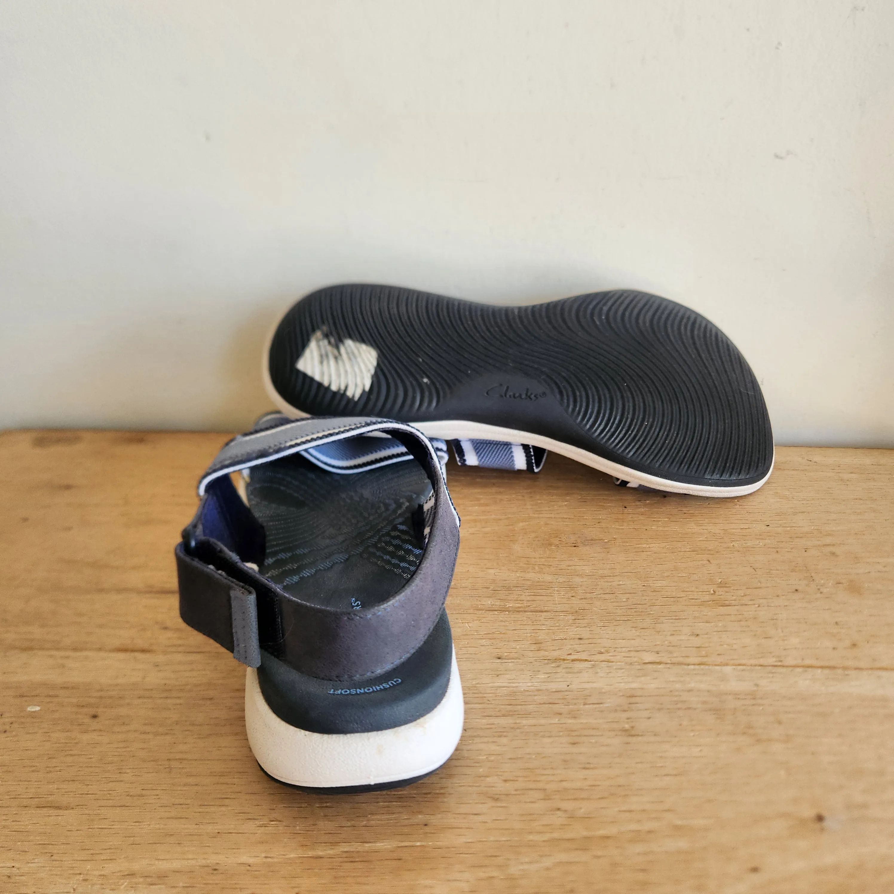 Clarks Cloudsteppers Velcro Strap Sandals - size 9