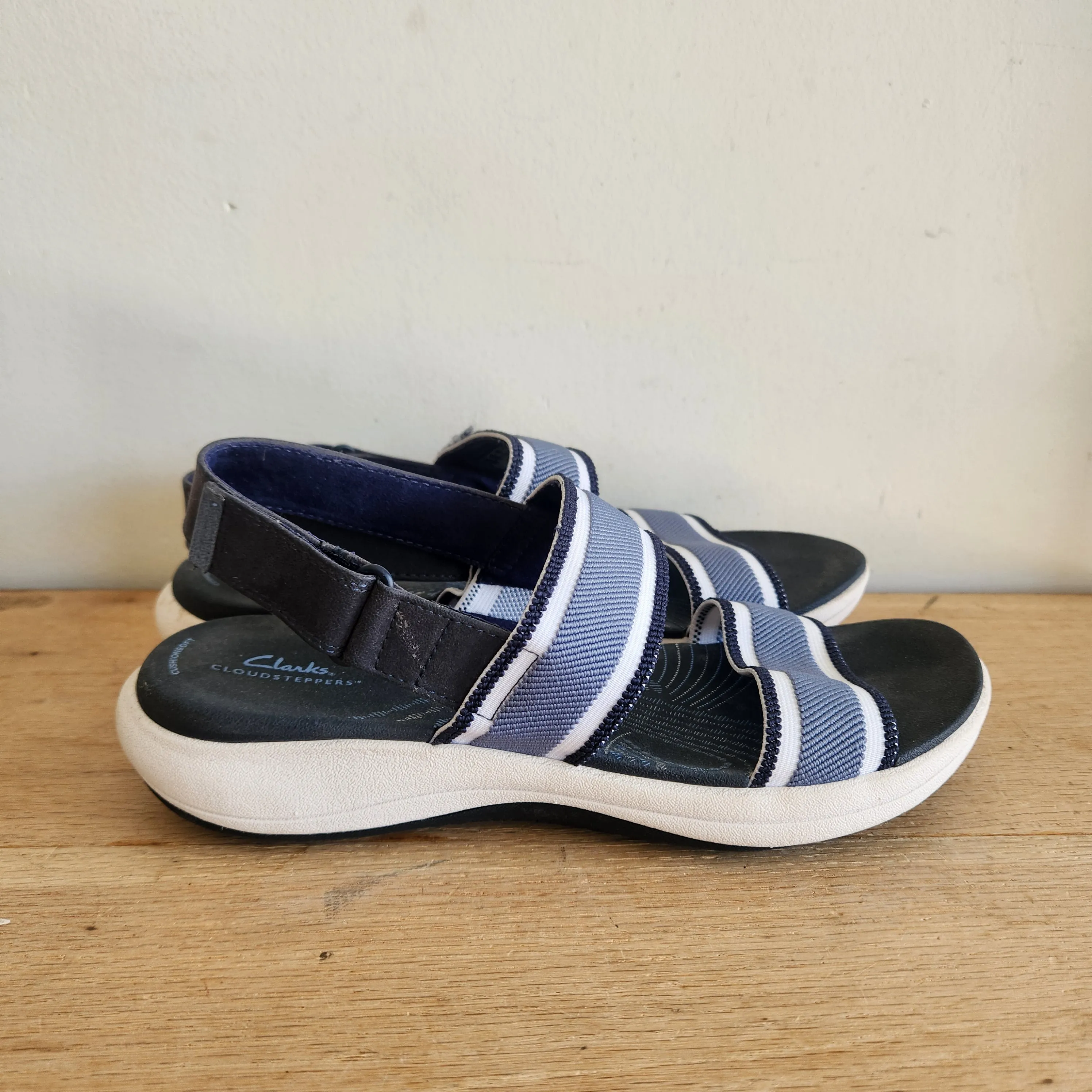 Clarks Cloudsteppers Velcro Strap Sandals - size 9
