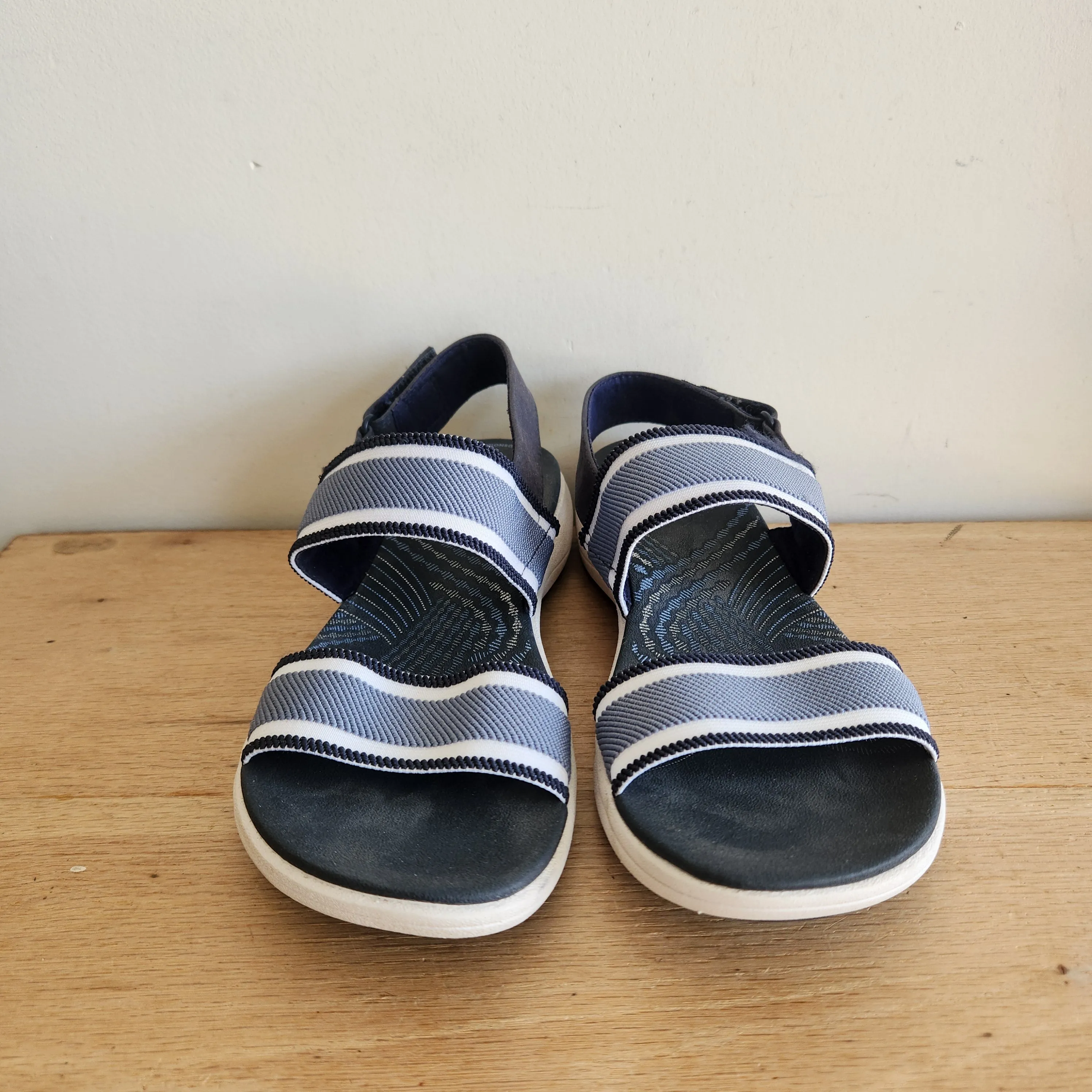 Clarks Cloudsteppers Velcro Strap Sandals - size 9