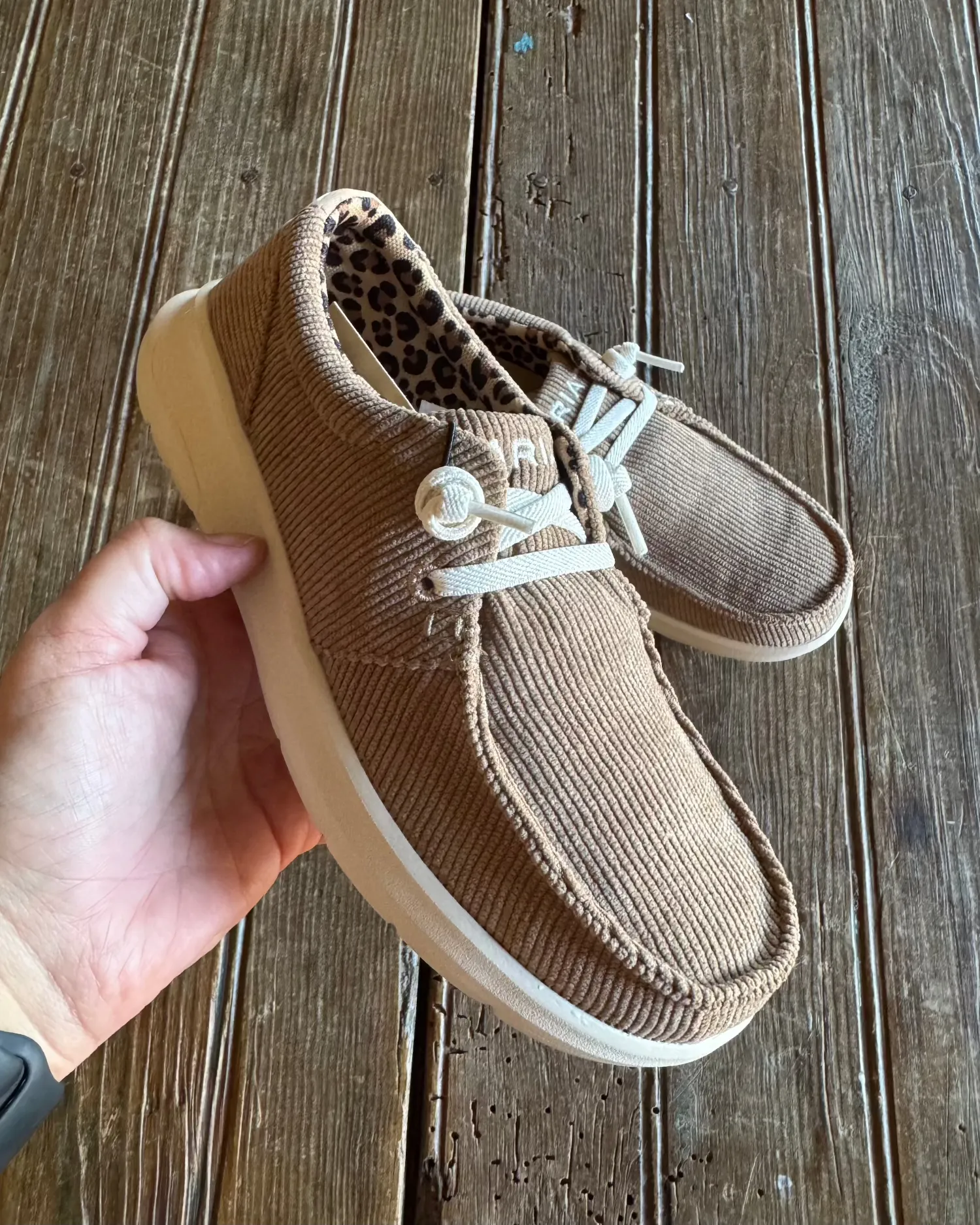 The Hilo (Tan Corduroy)