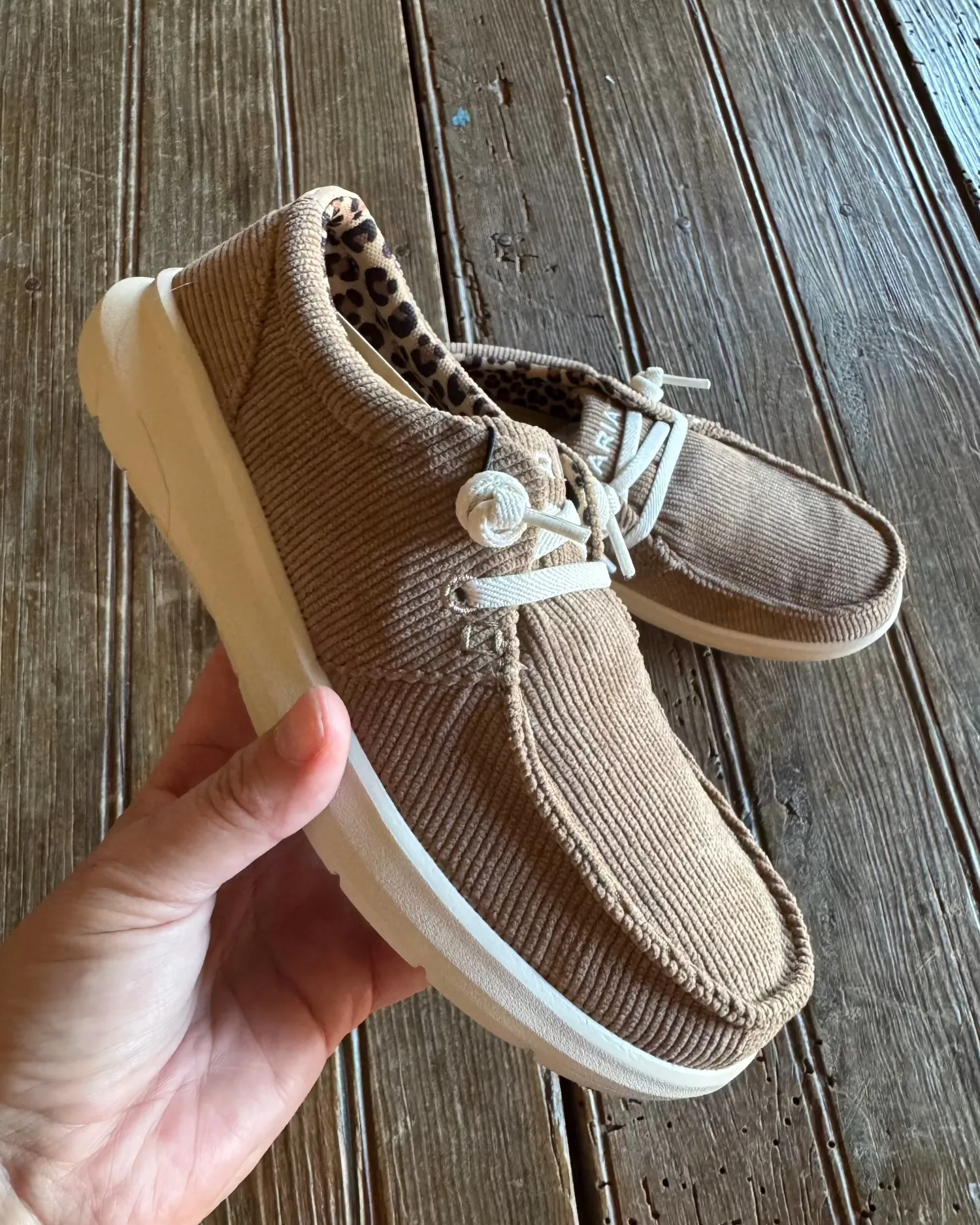 The Hilo (Tan Corduroy)