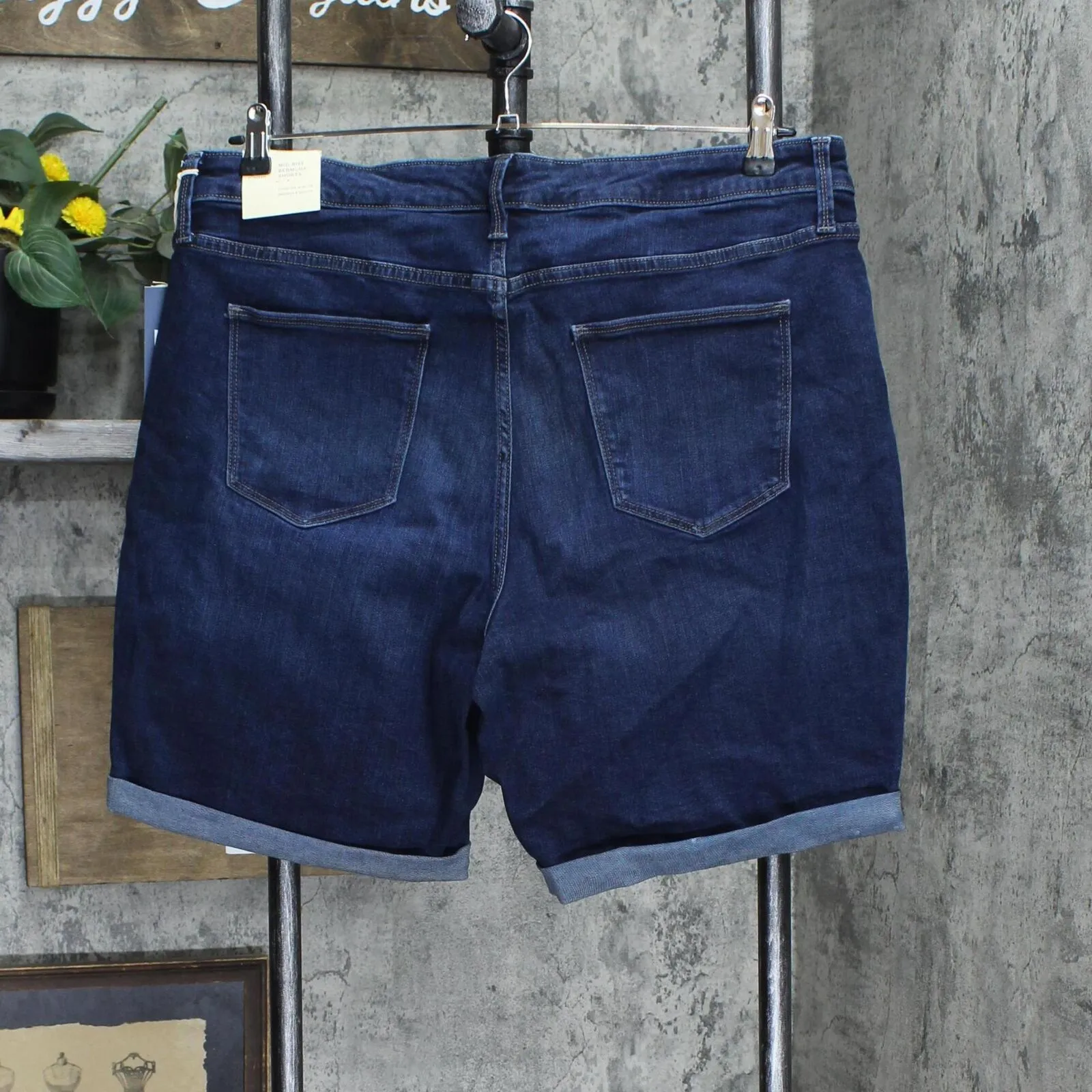 Universal Thread Women's Plus Size Mid-Rise Bermuda Jean Shorts 564090