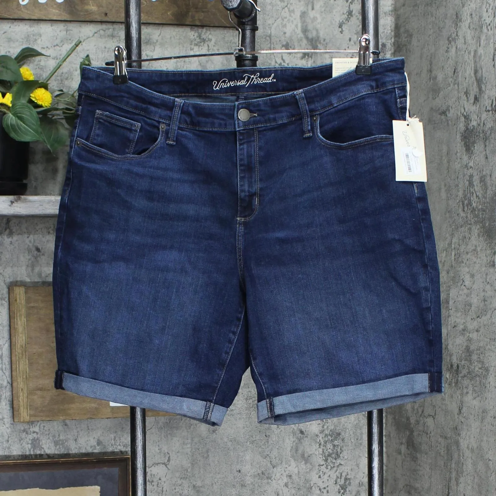 Universal Thread Women's Plus Size Mid-Rise Bermuda Jean Shorts 564090
